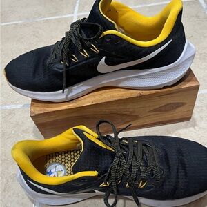 Nike Men's Black and Yellow Sneakers